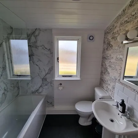 Cabins At Old Pier House Fort Augustus Room photo